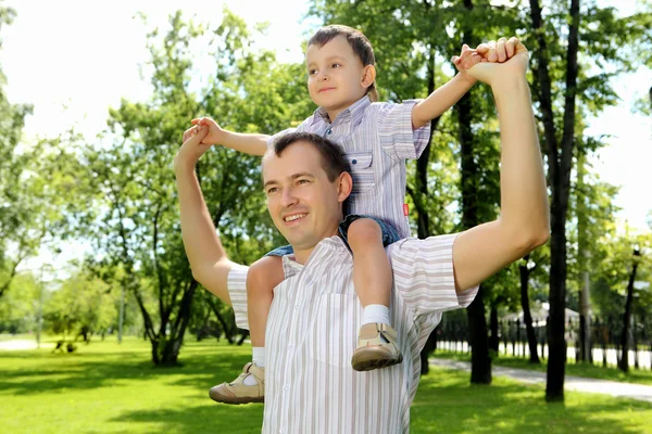 Vater mit Sohn im Park — Stockfoto