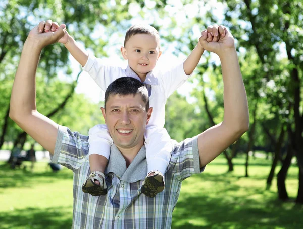 Padre con il suo bambino all'aperto — Foto Stock