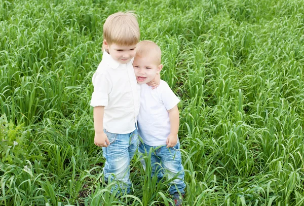 Retrato de dos niños pequeños al aire libre —  Fotos de Stock