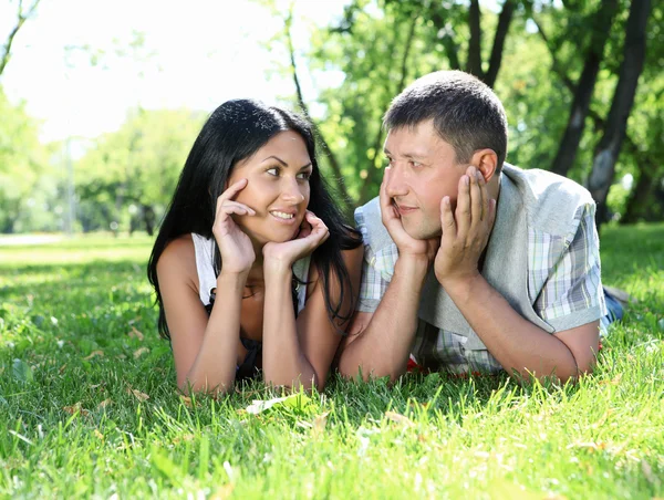 Paar verbringt Zeit gemeinsam im Sommerpark — Stockfoto