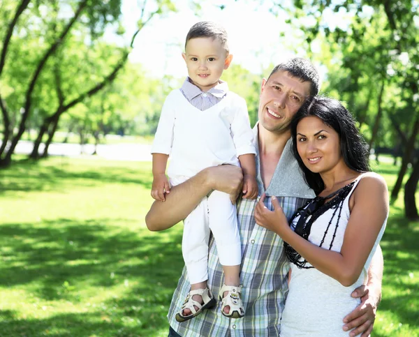 Familie zusammen im Sommerpark — Stockfoto