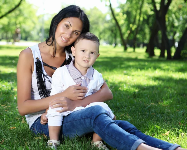 Mor med lille son i parken — Stockfoto