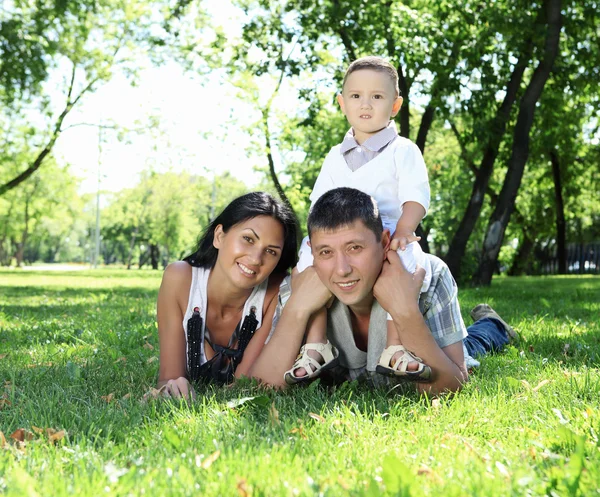 Rodzina razem w parku lato — Zdjęcie stockowe