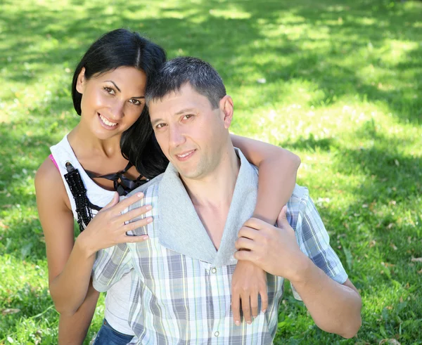 Casal passar tempo juntos no parque de verão — Fotografia de Stock