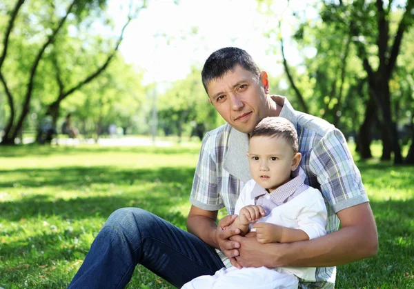 Vader met zijn babyjongen buitenshuis — Stockfoto