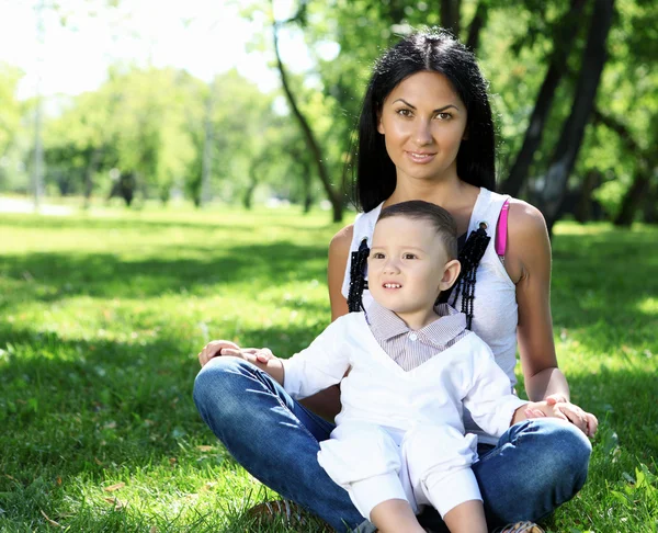 Madre con piccolo figlio nel parco — Foto Stock