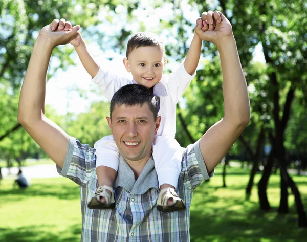 Otec s jeho chlapeček venku — Stock fotografie