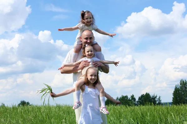 Rodziny z dziećmi w letni dzień na zewnątrz — Zdjęcie stockowe