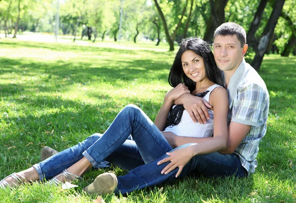 Couple spending time together in the summer park — Stock Photo, Image