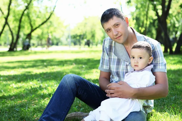 Pai com seu menino ao ar livre — Fotografia de Stock