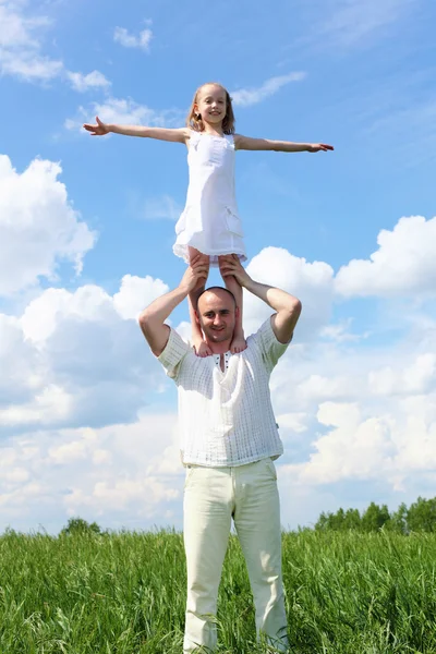 Otec s dcerou v letním dni stráveném venku — Stock fotografie