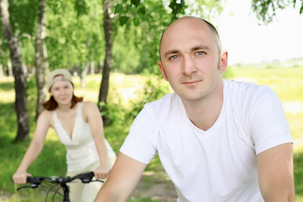 Ung man rida en cykel — Stockfoto