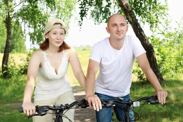 Νεαρό ζευγάρι για τα ποδήλατα στο πάρκο — Φωτογραφία Αρχείου