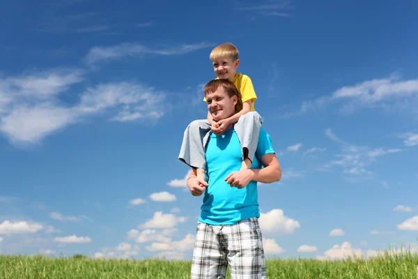 Ojciec z synem w letni dzień na zewnątrz — Zdjęcie stockowe