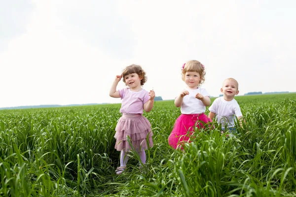 Küçük çocuklar açık havada portresi — Stok fotoğraf