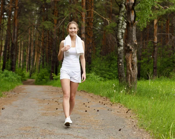 Mladá žena, která dělá sport venku — Stock fotografie