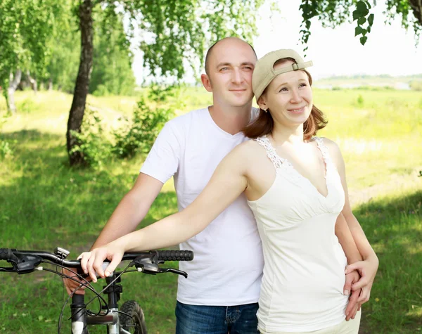 Fiatal pár, a park kerékpáron — Stock Fotó