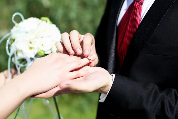 Shot moment when the groom puts the ring — Stock Photo, Image