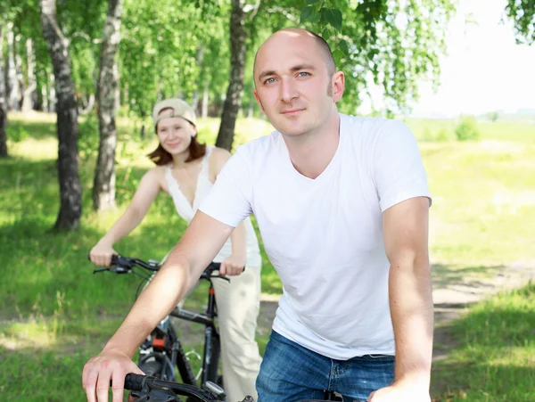 Ung man rida en cykel — Stockfoto