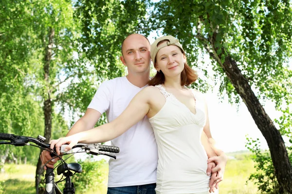 Молодая пара на велосипедах в парке — стоковое фото