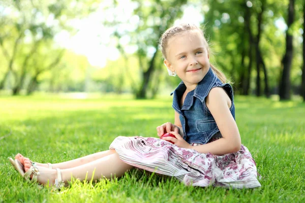 उद्यानात एका लहान मुलीचे पोर्ट्रेट — स्टॉक फोटो, इमेज