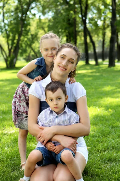 Anne ile dausghter ve oğulları — Stok fotoğraf