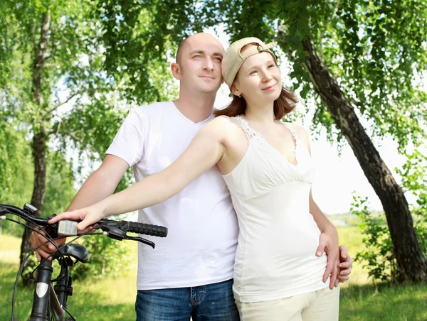 公園で自転車に若いカップル — ストック写真