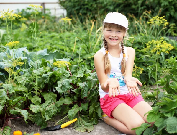 Niña jardinería en el verano —  Fotos de Stock