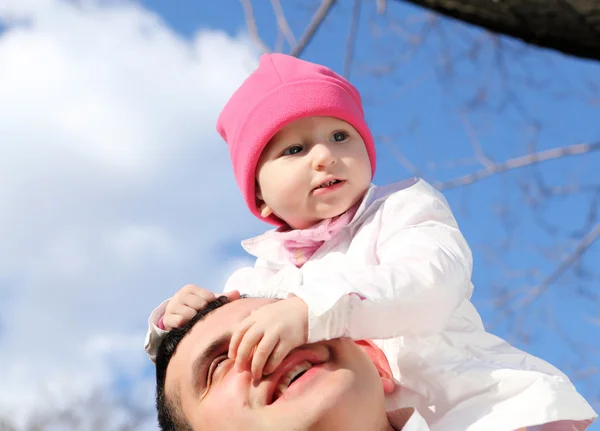 Маленькая девочка с отцом на открытом воздухе — стоковое фото