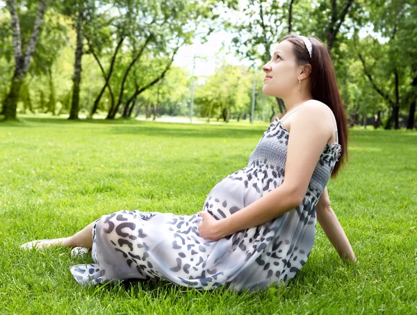 Porträtt av gravid kvinna i parken — Stockfoto