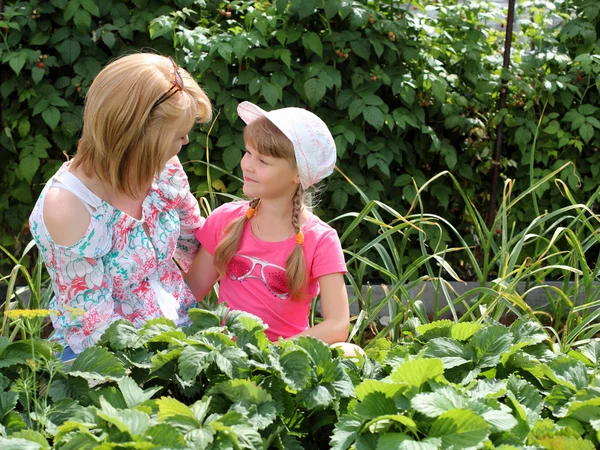 Mother and daughter gardening together — Stock Photo, Image