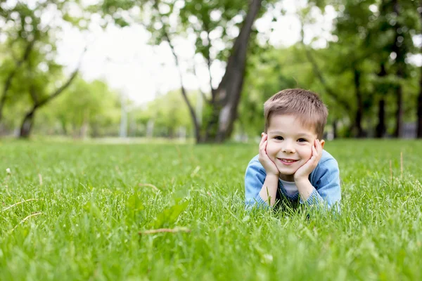 Portrait d'un petit garçon à l'extérieur — Photo