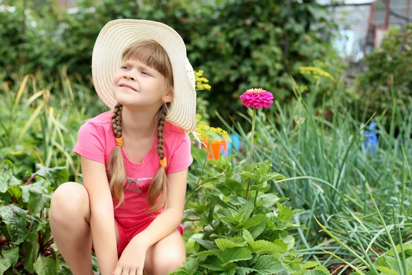 女孩在夏天园艺 — 图库照片
