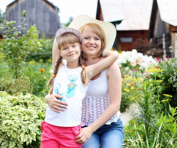 Anya és lánya Kertészkedés együtt — Stock Fotó