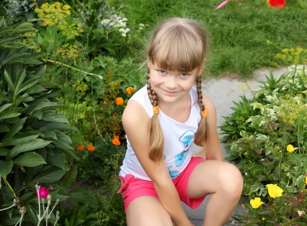 Κορίτσι κηπουρική το καλοκαίρι — Φωτογραφία Αρχείου