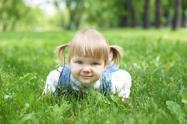 Porträt eines kleinen Mädchens im Freien — Stockfoto