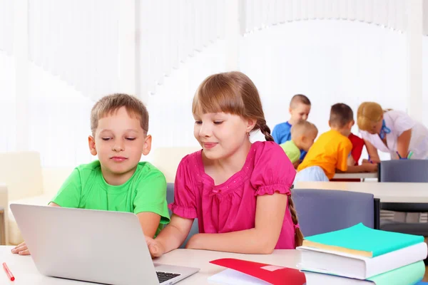 Boy and girl working together — Stock Photo, Image