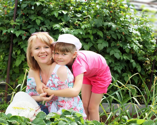 Matka a dcera zahradničení společně — Stock fotografie