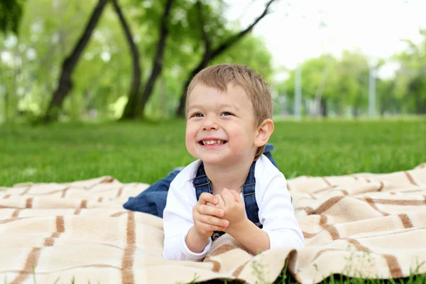Portrait d'un garçon dans le parc — Photo