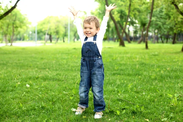 Porträtt av en pojke i parken — Stockfoto