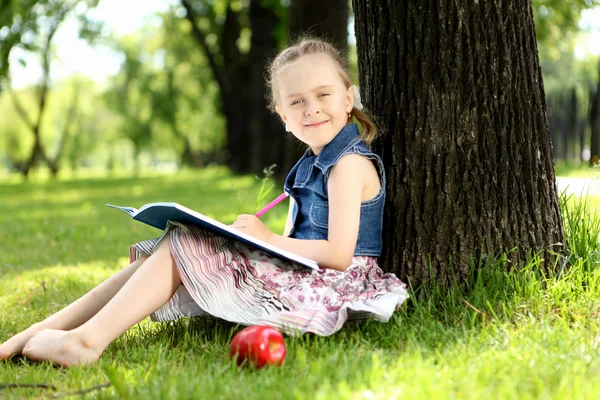 Porträt eines kleinen Mädchens im Park — Stockfoto