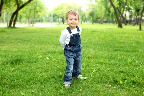 公園にいる少年の肖像画 — ストック写真