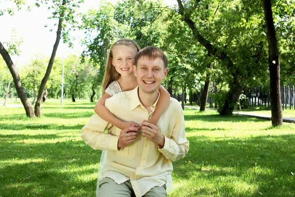 Отец с дочерью снаружи. — стоковое фото