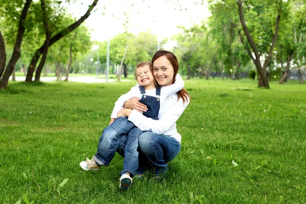 Madre con su hijo afuera —  Fotos de Stock