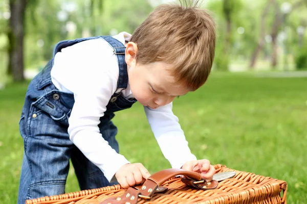 Portret van een jongen in het park — Stockfoto