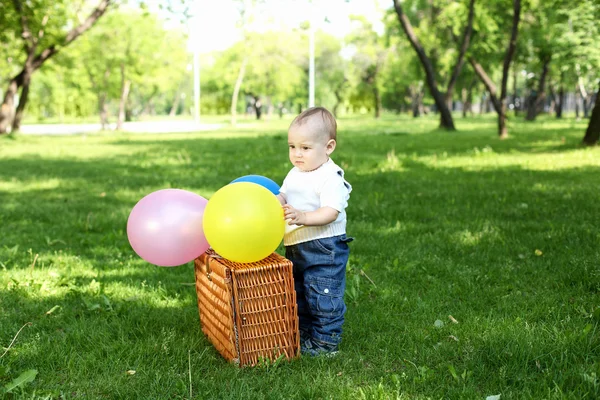 Portret van een jongen in het park — Stockfoto