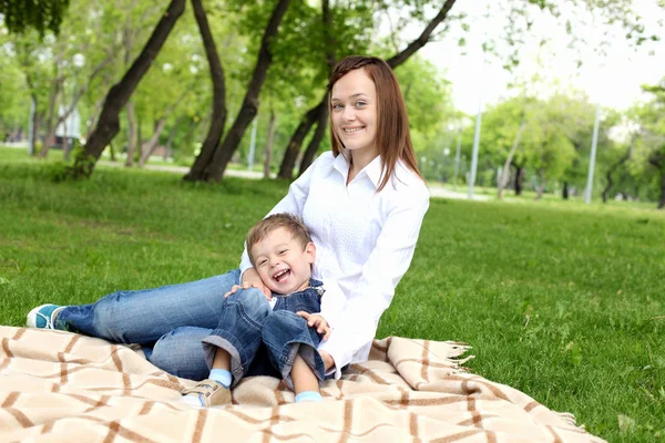 Moeder met haar zoon buiten — Stockfoto
