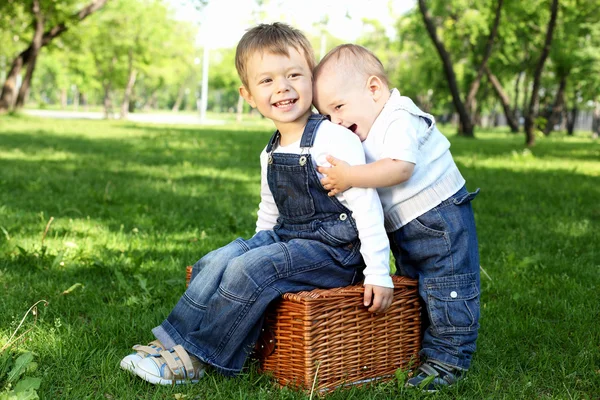Dos hermanitos juntos en el parque —  Fotos de Stock