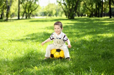 küçük çocuk ile bir top oynarken parkta