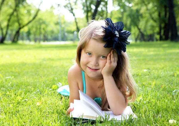 어린 소녀는 공원에서 책을 읽고의 초상화 — 스톡 사진
